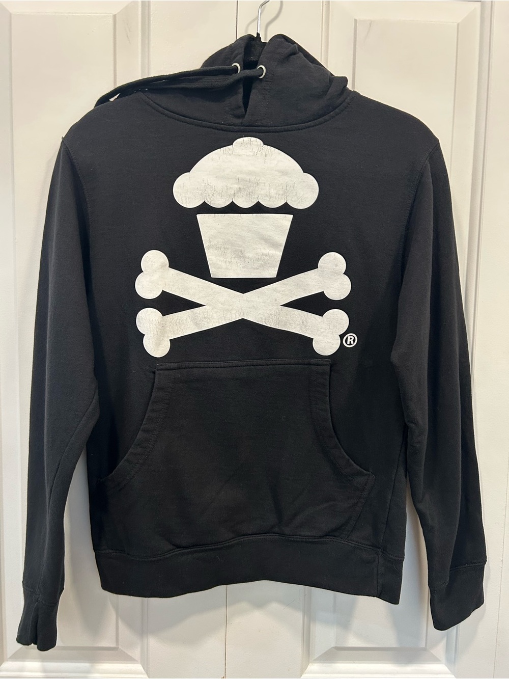 Johnny Cupcakes Black Pullover Hoodie Cupcake Crossbones Graphic XS